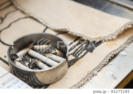 吸い殻がいっぱい入った灰皿 吸い殻がいっぱい入った灰皿 93275285