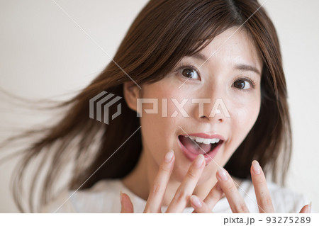 驚く女性・びっくりした表情の女性 93275289