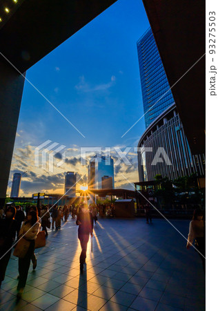 JR大阪駅中央北口前の夕景、太陽、シルエット、5月14日、日本 93275503