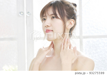リビングでデコルテラインのケアをする女性 93275599