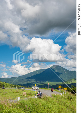 長野県ビーナスラインからの風景、蓼科山と青空と白い雲【8月】 93275645