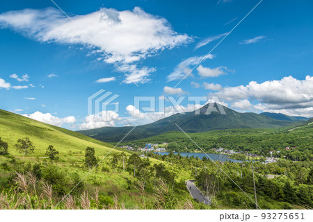 長野県ビーナスラインからの風景、蓼科山と青空と白い雲【8月】 93275651