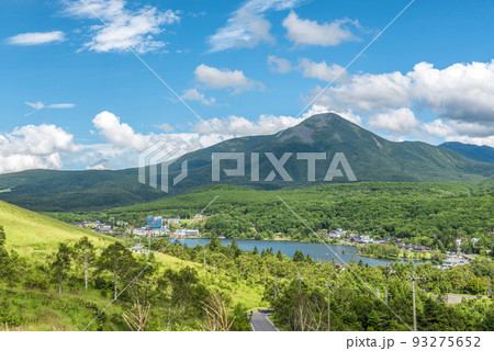 長野県ビーナスラインからの風景、蓼科山と青空と白い雲【8月】 93275652