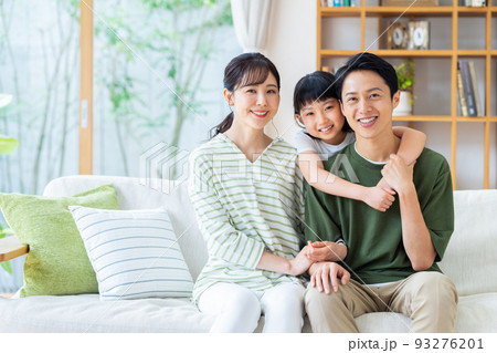 リビングでくつろぐ若い家族 93276201