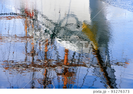 海面に映った帆船 93276373