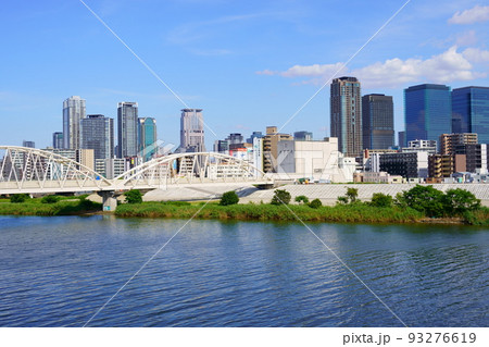 淀川に架かるNTT十三専用橋と梅田のビル群（大阪市北区） 93276619