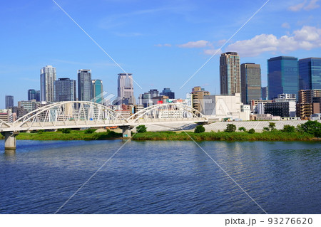 淀川に架かるNTT十三専用橋と梅田のビル群（大阪市北区） 93276620