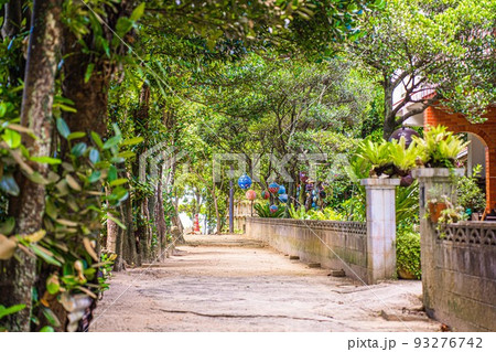 海辺の街の海へと続く道 海辺の街の海へと続く道 93276742