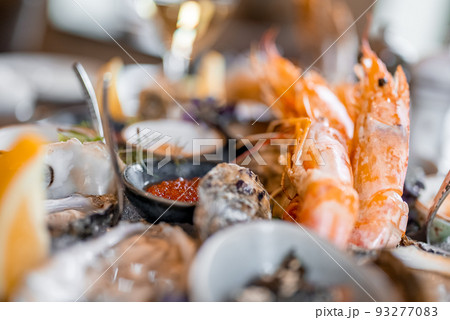 Traditional fried black tiger prawn with garlic bread Traditional fried black tiger prawn with garlic bread 93277083