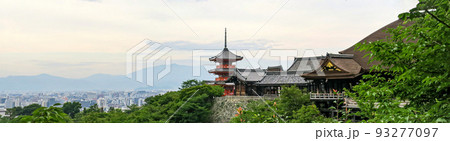 京都・清水寺 本堂・三重塔 遠景と京の街並み 93277097