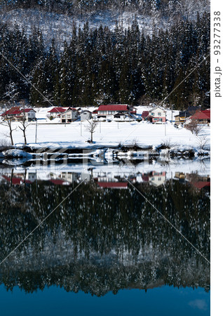 只見川に映る雪景色の写真素材 [93277338] - PIXTA