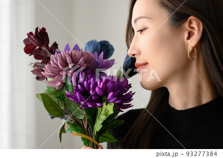 紫の花と美しい日本人女性 秋に使いやすい 紫の花と美しい日本人女性 秋に使いやすい 93277384