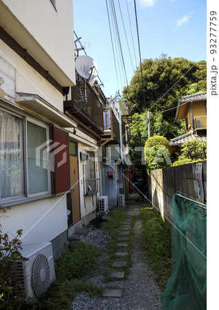 住宅地の細い通路 93277759