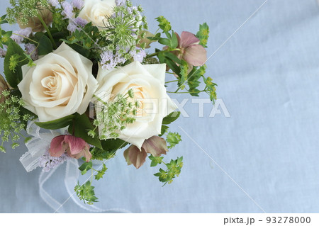 白バラの爽やかな花束 93278000