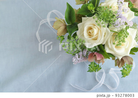 白バラの爽やかな花束 93278003