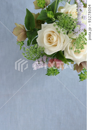 白バラの爽やかな花束 93278004