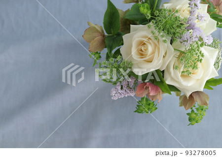 白バラの爽やかな花束 93278005