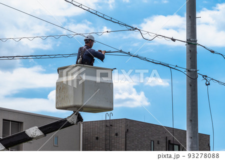 青空と電気工事の高所作業車 青空と電気工事の高所作業車 93278088