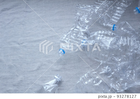 散らばっている潰れたペットボトルとコピースペース 散らばっている潰れたペットボトルとコピースペース 93278127