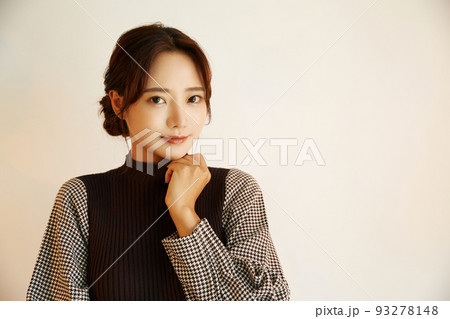 秋ファッションの若い女性のポートレート 秋ファッションの若い女性のポートレート 93278148