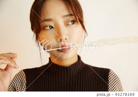 秋ファッションの若い女性のポートレート 93278169