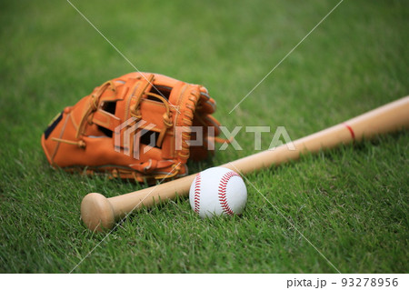 芝に置かれたおかれた野球道具 芝に置かれたおかれた野球道具 93278956