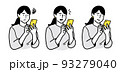 スマートフォンで検索するモノクロ女性 93279040