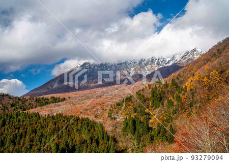 大山南壁の紅葉と新雪 93279094