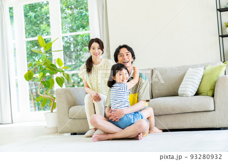 リビングで寛ぐ若い家族 リビングで寛ぐ若い家族 93280932