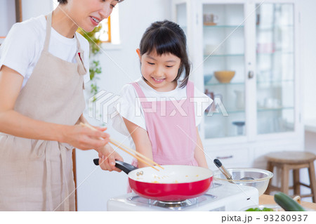 ファミリー 料理を楽しむ女の子とママ ファミリー 料理を楽しむ女の子とママ 93280937