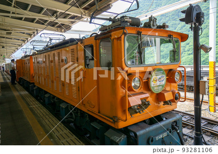 富山県宇奈月温泉　黒部峡谷鉄道　宇奈月駅のトロッコ列車 93281106