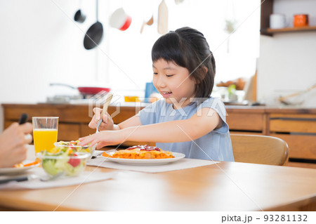 ファミリー オムライスを食べる女の子 ファミリー オムライスを食べる女の子 93281132