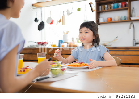 ファミリー オムライスを食べる女の子 ファミリー オムライスを食べる女の子 93281133