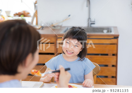 ファミリー オムライスを食べる女の子 ファミリー オムライスを食べる女の子 93281135