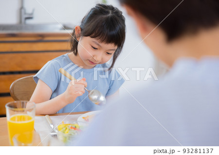 ファミリー　オムライスを食べる女の子 93281137
