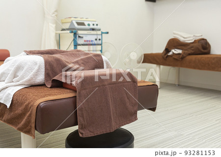 整骨院　治療ベッドと高周波治療器 93281153