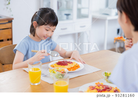 ファミリー オムライスを食べる女の子 ファミリー オムライスを食べる女の子 93281160
