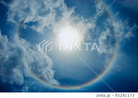 空にかかる虹ハロ 93281173