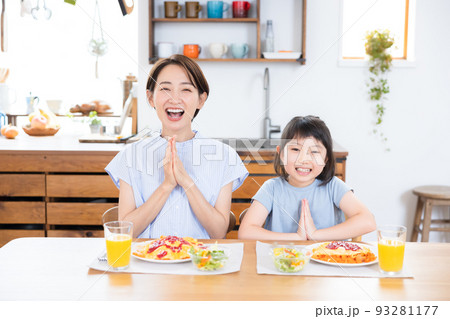 ファミリー　オムライスを食べるママと女の子 93281177