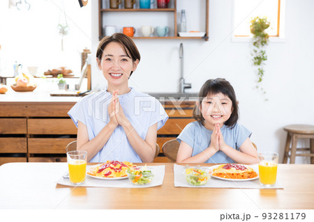 ファミリー オムライスを食べるママと女の子 ファミリー オムライスを食べるママと女の子 93281179