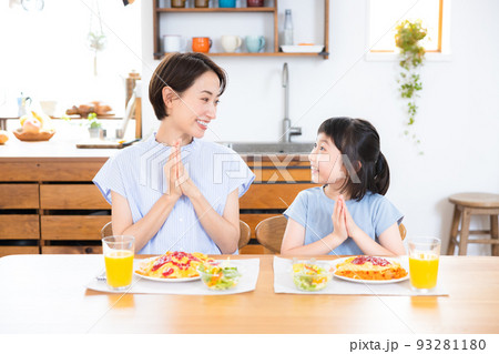 ファミリー オムライスを食べるママと女の子 ファミリー オムライスを食べるママと女の子 93281180