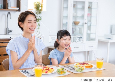 ファミリー オムライスを食べるママと女の子 ファミリー オムライスを食べるママと女の子 93281183