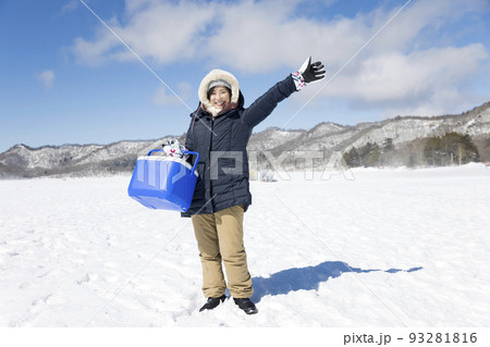 ワカサギ釣りに行く若い女性　　ワカサギ釣りイメージ 93281816