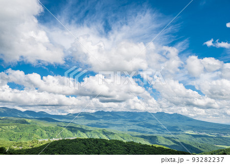長野県ビーナスラインからの風景、八ヶ岳と青空と白い雲【8月】 93282237