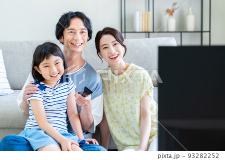 テレビを見る若い家族 93282252
