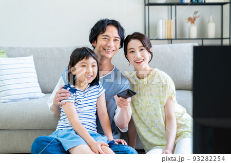 テレビを見る若い家族 93282254