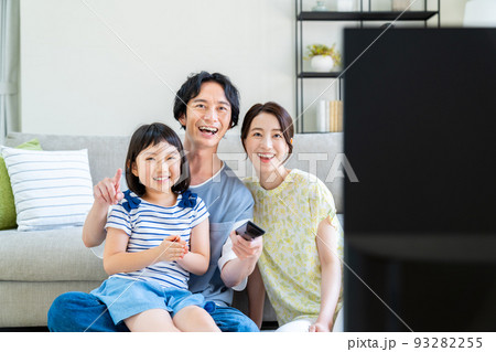 テレビを見る若い家族 テレビを見る若い家族 93282255