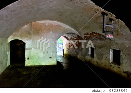 無人島・猿島・愛のトンネルの出口側にある、ドラマのロケで有名な弾薬庫の内部(暗め)・神奈川県横須賀市 93283345