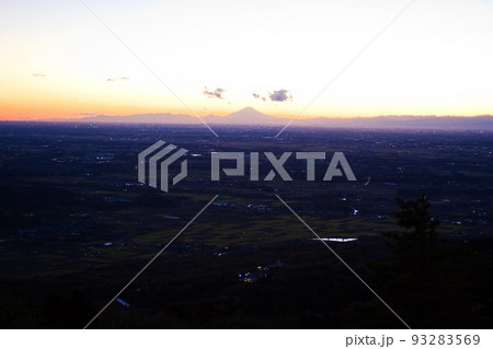 夕焼けに浮かび上がる富士山のシルエットと関東平野 筑波山京成ホテルからの展望 夕焼けに浮かび上がる富士山のシルエットと関東平野 筑波山京成ホテルからの展望 93283569