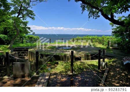 無人島・猿島・今も東京湾を行き交う船舶を見渡す80mm単装高角砲の砲座跡・神奈川県横須賀市 無人島・猿島・今も東京湾を行き交う船舶を見渡す80mm単装高角砲の砲座跡・神奈川県横須賀市 93283791